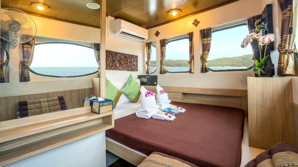 thailand liveaboard diving boat bedroom 01